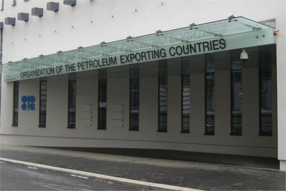 تمدید توافق اوپک از مازاد عرضه جهانی نفت می‌کاهد