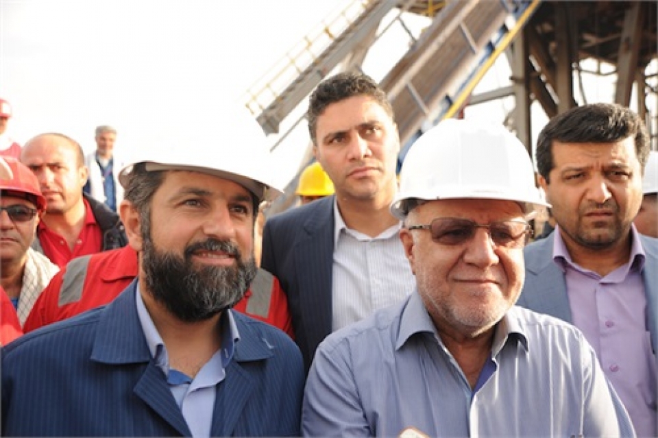 وزیر نفت از تلاش فداکارانه مهارگران چاه ١٤٧ رگ سفید قدردانی کرد